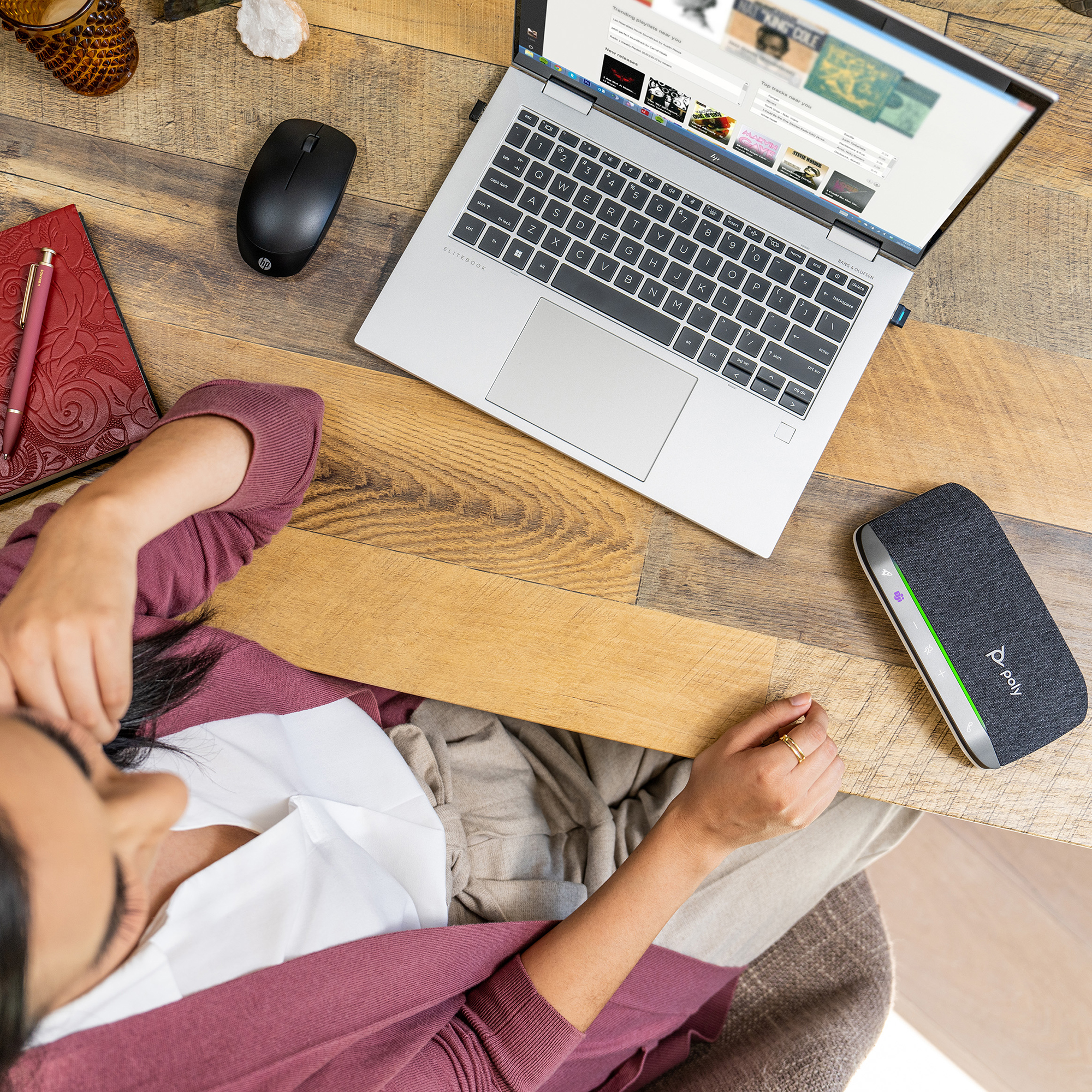 Poly_Sync_20_Smart_Speakerphone_Black_Home_Female_Teams_Lifestyle_Web_Sup_M2805691